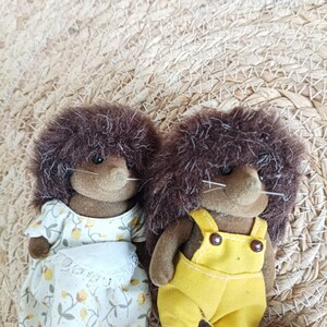 gros plan des parents Sylvanian Families hedgehog vintage, set 4 figurines Hérissons animaux miniatures, Calico critter hérisson, maison de poupée miniature