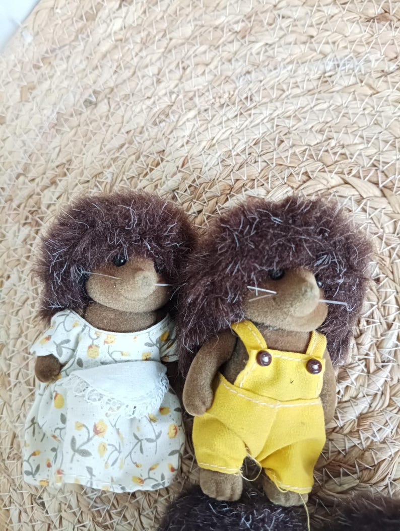 gros plan des parents Sylvanian Families hedgehog vintage, set 4 figurines Hérissons animaux miniatures, Calico critter hérisson, maison de poupée miniature