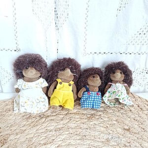 Lot Sylvanian Families hedgehog vintage, set 4 figurines Hérissons animaux miniatures, Calico critter hérisson, maison de poupée miniature