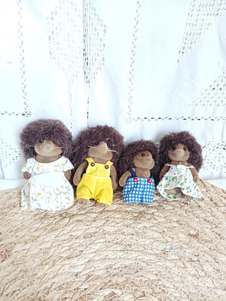 Lot Sylvanian Families hedgehog vintage, set 4 figurines Hérissons animaux miniatures, Calico critter hérisson, maison de poupée miniature