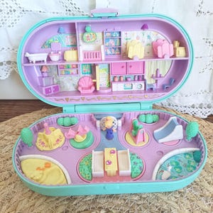 Vintage Polly Pocket babykamer stempelset uit 1992, Bluebird Toys babysitset, poederdoosje met stempel en figuurtje, zeldzaam speelgoed uit de jaren 90, in goede staat, cadeau.