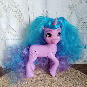 MLP My Little Pony Izzy neue Generation, MLP Leucht-Sound Izzy Moonbow Lunar Arc, My Little Pony Einhorn 20cm, Hasbro F3870 G5 Figur