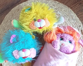 A vintage Popples, a retro collectible plush toy from the 1980s, a multicolored vintage plush toy, a vintage plush Popples, a vintage kawaii toy