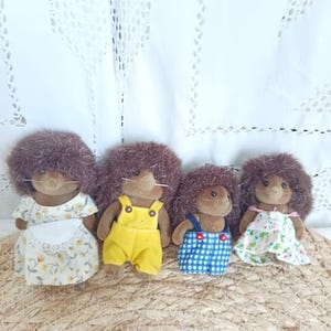 vue d'ensemble des 4 Sylvanian Families hedgehog vintage et vêtements d'origine, set 4 figurines Hérissons animaux miniatures, Calico critter hérisson, maison de poupée miniature