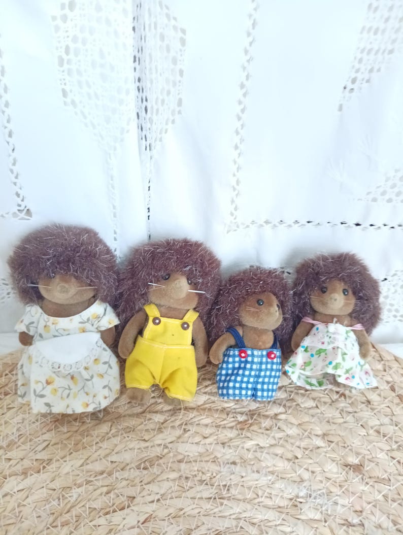 vue d'ensemble des 4 Sylvanian Families hedgehog vintage et vêtements d'origine, set 4 figurines Hérissons animaux miniatures, Calico critter hérisson, maison de poupée miniature