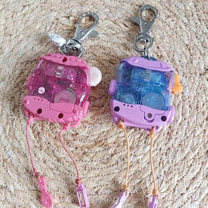 back of the vintage retro Littlest Pet Shop Tamagotchi LPS, 1 game virtual Pet Perroquet violet, Porte-clés fonctionnel numérique, oiseau de compagnie