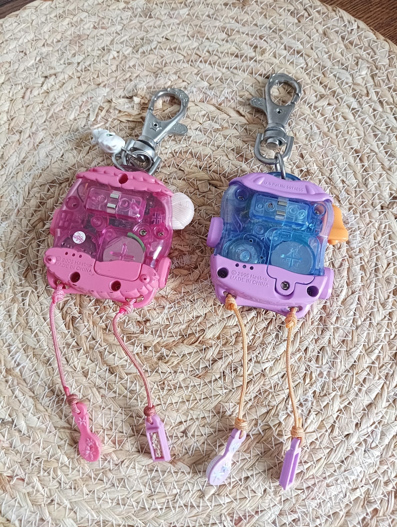 back of the vintage retro Littlest Pet Shop Tamagotchi LPS, 1 game virtual Pet Perroquet violet, Porte-clés fonctionnel numérique, oiseau de compagnie