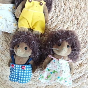 gros plan des enfants vintage Sylvanian Families hedgehog, set 4 figurines Hérissons animaux miniatures, Calico critter hérisson, maison de poupée miniature