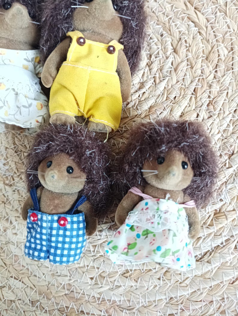 gros plan des enfants vintage Sylvanian Families hedgehog, set 4 figurines Hérissons animaux miniatures, Calico critter hérisson, maison de poupée miniature