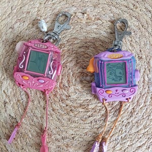 global view of the vintage retro Littlest Pet Shop Tamagotchi LPS, 1 game virtual Pet Perroquet violet, Porte-clés fonctionnel numérique, oiseau de compagnie