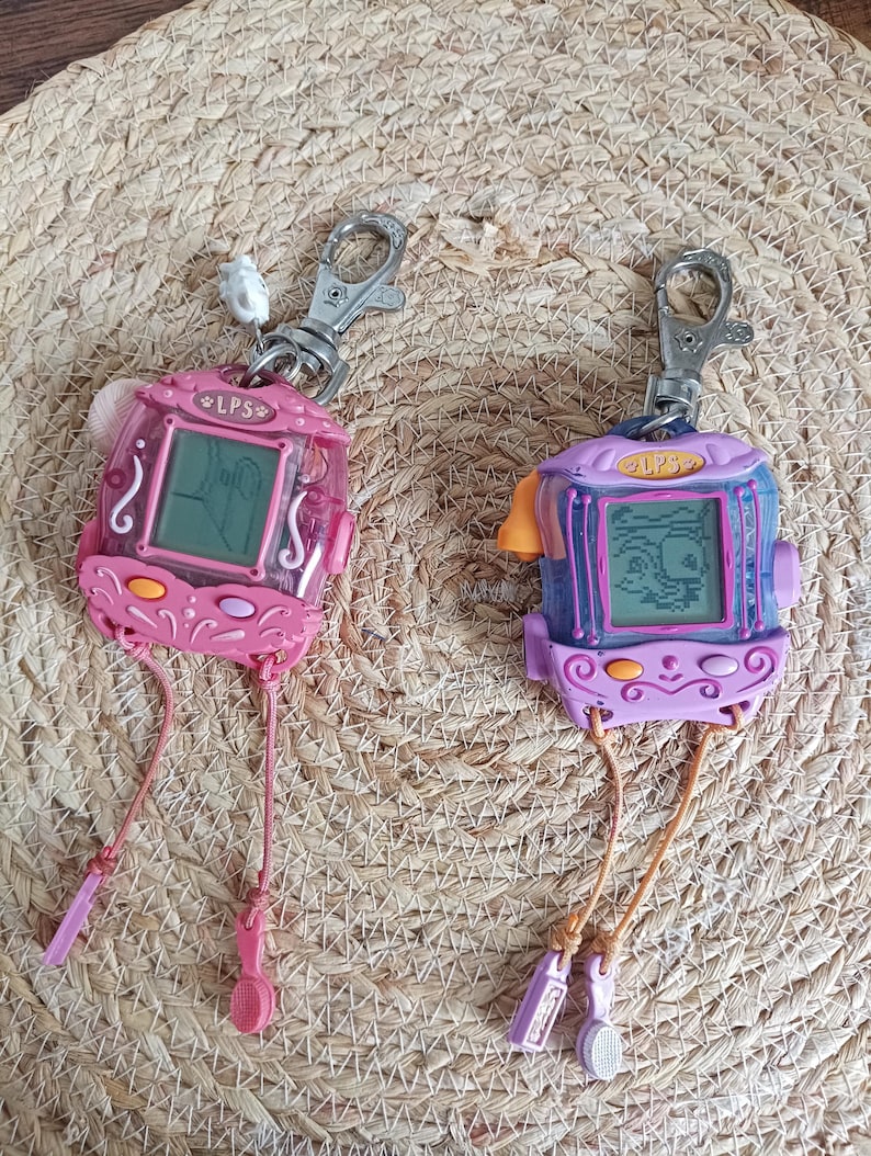 global view of the vintage retro Littlest Pet Shop Tamagotchi LPS, 1 game virtual Pet Perroquet violet, Porte-clés fonctionnel numérique, oiseau de compagnie