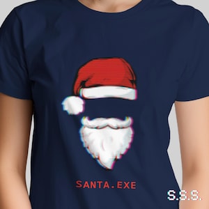Pode incluir: Camiseta azul marinho com um design de arte glitch do gorro e barba do Papai Noel. O texto "SANTA.EXE" é impresso em vermelho abaixo do gráfico, com "S.S.S." no canto inferior direito. Uma camiseta festiva de Natal.