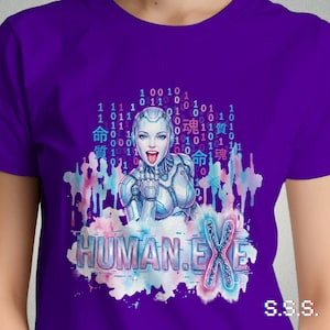 Puede incluir: Camiseta morada con un diseño futurista de una mujer cyborg, código binario y caracteres japoneses. El texto "HUMAN.EXE" aparece debajo, con las iniciales "S.S.S." en la esquina inferior derecha. Diseño futurista.