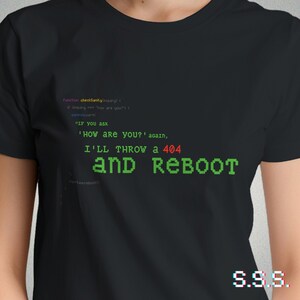 Könnte beinhalten: Schwarzes T-Shirt mit grünem und weißem Text. Der Text lautet: "IF you ask 'HOW ARE YOU?' again, I'LL THROW a 404 AND REBOOT." Das Shirt hat auch den Text "function checkSanity" und "S.S.S." in der unteren rechten Ecke.