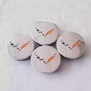 4 tapacubos cromados de 68 mm (2,7&quot;) para Chevy Corvette (2014-2019), con logotipo de banderas cruzadas.
