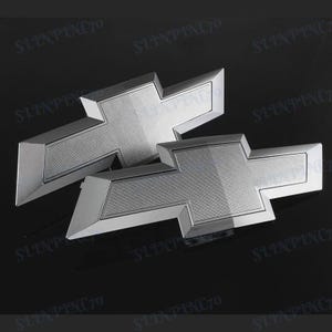 Emblemas de corbatín plateados delanteros y traseros para Chevrolet Silverado 1500, 2500 y 3500 (2014-2016) – Juego de insignias para parrilla y portón trasero de Chevrolet