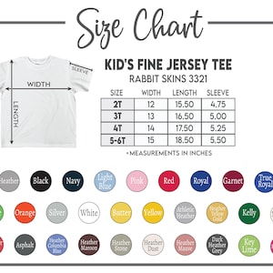 Może przedstawiać: Biały t-shirt Kid's Fine Jersey z tabelą rozmiar&oacute;w. Tabela zawiera rozmiary od 2T do 5-6T, z wymiarami w calach dla szerokości, długości i rękawa. Paleta kolor&oacute;w w okrągłym kształcie.
