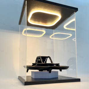 Caja de exhibición de acrílico, caja de exhibición de modelos, vitrina iluminada por LED, caja de modelo de automóvil, grabado personalizado, exhibición de decoración, exhibición de modelos, regalos.