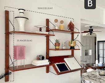 Puede incluir: Un estante de pared de madera con múltiples estantes y soportes de metal negro. La unidad mide 132,2 cm de ancho y 89,8 cm de alto. Muestra objetos decorativos como un jarrón, plantas y libros. Los estantes están teñidos de color madera oscura.
