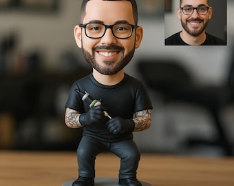 Custom Tattoo Artist Bobblehead • Gepersonaliseerd beeldje van jouw foto • Uniek cadeau voor tatoeëerders