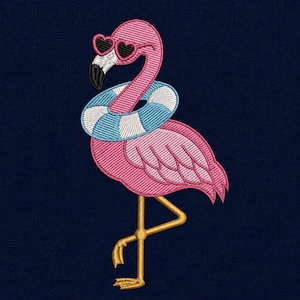 Puede incluir: Un diseño bordado de un flamenco rosa que lleva gafas de sol negras en forma de corazón y un anillo de natación inflable a rayas azules y blancas alrededor del cuello. El flamenco tiene un pico con punta negra y se apoya sobre patas amarillas delgadas sobre un fondo azul oscuro.