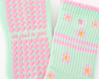 Calcetines de Pilates con agarre "I'm Just a Girl" / Calcetines antideslizantes para barra verde menta / Calcetines de reformer con agarre y flores rosas / Calcetines bonitos para estudio de yoga