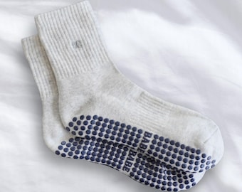 Calcetines antideslizantes minimalistas clásicos en gris guijarro