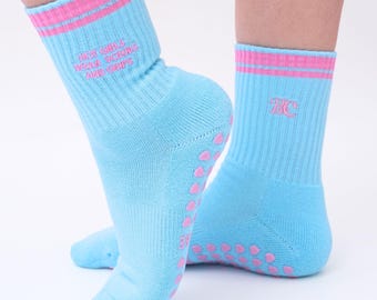 Chicas guapas usan uniformes médicos y calcetines antideslizantes para Pilates, Barre y Lagree.