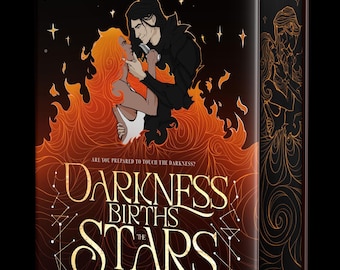 Puede incluir: Libro de tapa dura titulado "Darkness Births the Stars" de Sarah Lee Wonn. La portada presenta una pareja en un abrazo ardiente, con el título en letras doradas. El lomo tiene un intrincado diseño dorado.