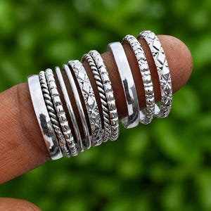 Conjunto de 11 anéis empilháveis em prata de lei 925, com texturas variadas, anéis grossos e finos para usar juntos, ideal para presentear.