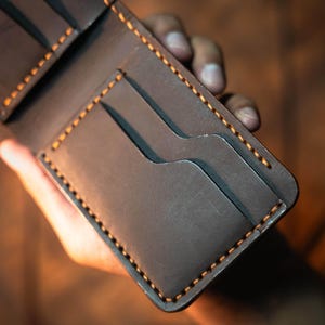 Cartera plegable de cuero hecha a mano con bordes encerados y bruñidos, regalo para hombres, aniversario o San Valentín.
