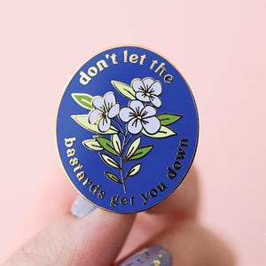 Feministische emaille pin - Don't Let the Bastards Get You Down, Resist motiverende inspirerende quote revers pin Floral Girl Power cadeau voor haar