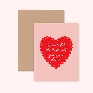 Feministische wenskaart-"Don't Let the Bastards Get You Down" geïllustreerd schattige roze wenskaart A2 kraftpapier grappig weerstaan
