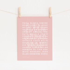 Puede incluir: Un p&oacute;ster imprimible rosa con una lista de nombres femeninos en texto blanco. Los nombres incluyen Frida, Gloria, Simone, Rosa, Coretta, Yoko, Hillary, Yayoi, Audre, Georgia, Sojourner, Harriet, Amelia, Toni, Ruth, Malala, Anais, Florence, Cleopatra, Sacagawea, Virginia, Hypatia, Coco, Billie, Rosalind, J.K., Serena, Eve, Sandra, Madeleine, Harper, Junko, Mulan, Benazir, Ze, Tian, Ada, Maya, Wangari, Joan, Ellen, Hermione y Sonia.