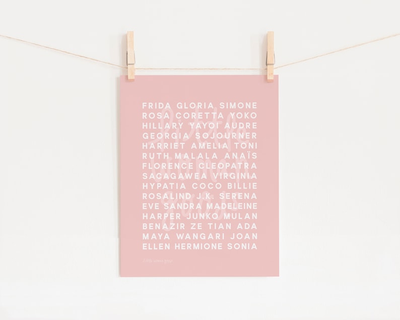 Puede incluir: Un p&oacute;ster imprimible rosa con una lista de nombres femeninos en texto blanco. Los nombres incluyen Frida, Gloria, Simone, Rosa, Coretta, Yoko, Hillary, Yayoi, Audre, Georgia, Sojourner, Harriet, Amelia, Toni, Ruth, Malala, Anais, Florence, Cleopatra, Sacagawea, Virginia, Hypatia, Coco, Billie, Rosalind, J.K., Serena, Eve, Sandra, Madeleine, Harper, Junko, Mulan, Benazir, Ze, Tian, Ada, Maya, Wangari, Joan, Ellen, Hermione y Sonia.