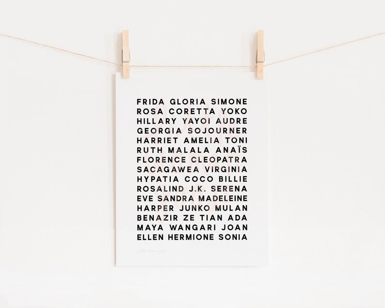 Puede incluir: Una impresi&oacute;n de arte de pared imprimible en blanco y negro con una lista de nombres femeninos, incluyendo Frida Gloria Simone, Rosa Coretta Yoko, Hillary Yayoi Audre, Georgia Sojourner, Harriet Amelia Toni, Ruth Malala Ana&iuml;s, Florence Cleopatra, Sacagawea Virginia, Hypatia Coco Billie, Rosalind J.K. Serena, Eve Sandra Madeleine, Harper Junko Mulan, Benazir Ze Tian Ada, Maya Wangari Joan, Ellen Hermione Sonia.