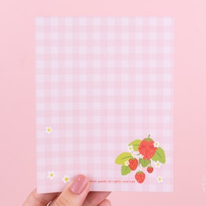 Notatnik w kratkę truskawkową - śliczny różowy feministyczny Cottagecore Artykuły papiernicze Planer Akcesoria Owoce Kwiatowe Notatki Do Zrobienia Papier A6