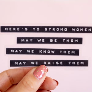 Feministischer Vinyl Aufkleber - Auf starke Frauen, mögen wir sie sein, mögen wir sie kennen, mögen wir sie erheben / Ermächtigender Zitat wasserdichter Aufkleber