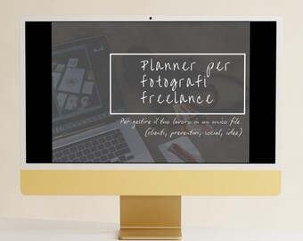 Può includere: Un moderno computer con un iMac giallo e bianco che mostra il testo in italiano: "Planner per fotografi freelance." Lo schermo mostra un laptop e altri elementi. Una tastiera, un mouse e dei vasi sono sulla scrivania bianca.