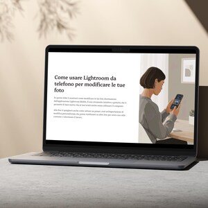 Può includere: Un computer portatile mostra la pagina web con il testo "Come usare Lightroom da telefono per modificare le tue foto." Un'illustrazione mostra una persona che utilizza uno smartphone. Il portatile è su una superficie grigia.