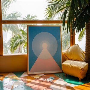 Puede incluir: Una impresión artística enmarcada con un diseño geométrico en tonos azules, rosas y blancos. La obra de arte se exhibe cerca de una ventana con palmeras visibles en el exterior. Un cojín amarillo y una silla pequeña están en la esquina, y el suelo tiene baldosas coloridas.