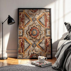 Puede incluir: Obra de arte de mosaico enmarcada con un patrón geométrico en tonos beige, marrón, rojo y gris. La obra de arte se exhibe en una pared junto a una lámpara de pie negra y una cama. Una taza de café está sobre un libro.