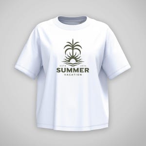 Peut inclure: T-shirt blanc à col rond et manches courtes. Le t-shirt présente un motif vert foncé d'un palmier, du soleil et des vagues, avec les mots "SUMMER VACATION" et l'année "2026" imprimés en dessous.