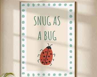 Puede incluir: Un cuadro enmarcado con el texto "SNUG AS A BUG" y una ilustración de una mariquita. El cuadro tiene un fondo beige claro con un borde punteado azul claro. La mariquita es roja con puntos negros.