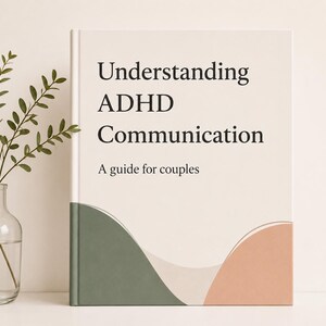 Op de afbeelding: Een hardcover boek met de titel Understanding ADHD Communication: A guide for couples. De kaft is gebroken wit met donkere tekst en bevat abstracte gebogen vormen in gedempt saliegroen en zacht terracotta aan de onderkant.