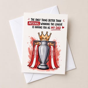 Könnte beinhalten: Eine Grußkarte mit einem silbernen Pokal mit goldener Krone, flankiert von rot-weißen Bändern. Der Text lautet: The only thing better than Arsenal winning the league is having you as my dad, ergänzt durch ein kleines rotes Herzsymbol.