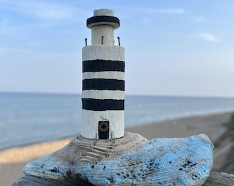 Faro náutico de madera a la deriva en blanco y negro.