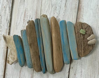 Cuadro decorativo de pared mediano con forma de pez hecho con madera a la deriva – Detalles de piedra de playa del lago Michigan, decoración costera
