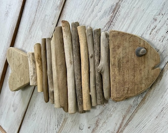 Gran cuadro de pared con forma de pez hecho con madera a la deriva: Ojo de piedra de playa del lago Michigan, decoración rústica costera.