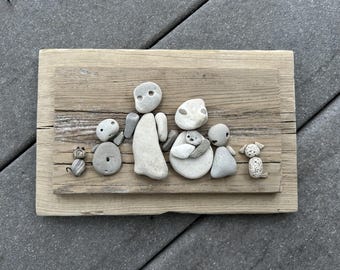 Familia de arte con piedras sobre madera a la deriva: decoración de playa en el lago Michigan